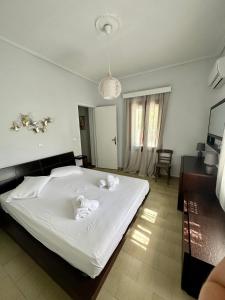 KalipádhonにあるAura House - Serene and breezy home under pinesの部屋にある大きな白いベッドのある寝室