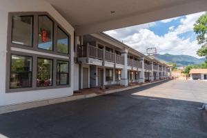 an empty street in front of a building at Quality Inn & Suites Manitou Springs at Pikes Peak in Manitou Springs