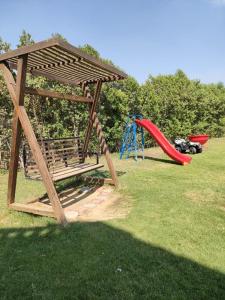 - un parc avec une aire de jeux dotée d'un banc et d'un toboggan dans l'établissement فيلا للايجار في كمبوند سمر قند, à El-Qaṭṭa