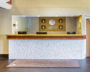 a lobby with a reception counter in a hotel at Comfort Inn & Suites near Tinley Park Amphitheater in Tinley Park