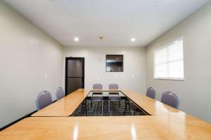 a conference room with a long table and chairs at Quality Suites Houston Hobby Airport in Houston