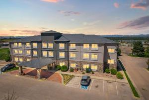 een luchtzicht op een gebouw met een parkeerplaats bij La Quinta by Wyndham Henderson-Northeast Denver in Henderson