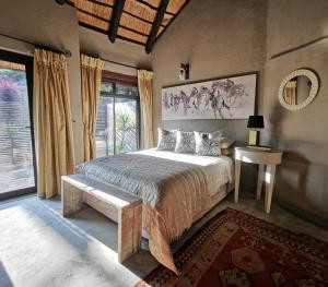 Un dormitorio con una cama y una ventana grande. en The Homestay, en Nelspruit 58 fotos más
