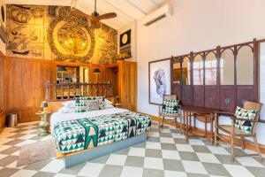 1 dormitorio con 1 cama, mesa y sillas en 55TG Boutique Suites, en Colombo