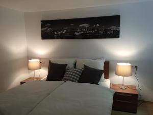 ein Schlafzimmer mit einem großen Bett mit zwei Lampen in der Unterkunft Ferienwohnung Kaulberg in Bamberg