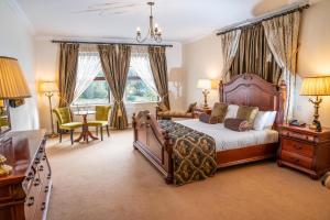 Postel nebo postele na pokoji v ubytování An Chúirt Hotel, Gweedore, Donegal