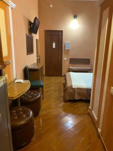 een hotelkamer met een bed en een tafel bij Hotel Pavo in Tbilisi City