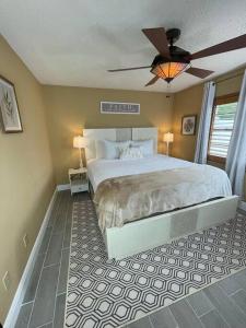 1 dormitorio con 1 cama y ventilador de techo en Island 1 en Kissimmee