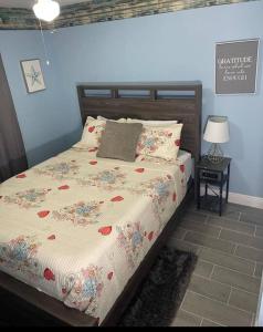 um quarto com uma cama com colcha floral em Island 1 em Kissimmee