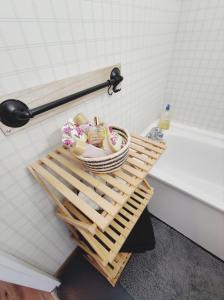 - un panier en bambou assis à côté d'une baignoire dans l'établissement Studio Pra Loup 1500 Les Molanes, à Uvernet