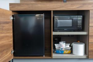 um frigorífico preto e um micro-ondas num armário em Hampton Inn Elkhorn Lake Geneva Area em Elkhorn