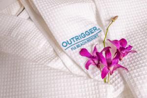 克羅托格的住宿－奧瑞格斐濟海灘度假酒店，白毯上一朵紫色的花