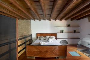 ein Schlafzimmer mit einem Bett und einem TV in einem Zimmer in der Unterkunft Santa Cecilia Loft in Rom