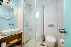 Koupelna v ubytování ILIORAMA LUXURY SUITES + 52 fotografií