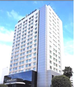 卡薩布蘭卡的住宿－法拉拉卡薩布蘭卡酒店，一座高大的白色建筑,上面有标志