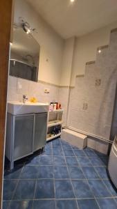La salle de bains est pourvue d'un lavabo et d'une douche. dans l'établissement Spacious Condo 5 min to Jurmala Beach, à Jurmala