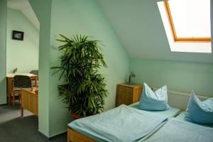 a bedroom with a bed and a potted plant at Werners Landgasthaus in Lieskau