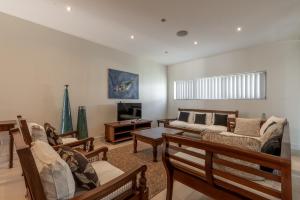 uma sala de estar com sofás e uma mesa em English Point Marina Luxe C405 em Mombaça