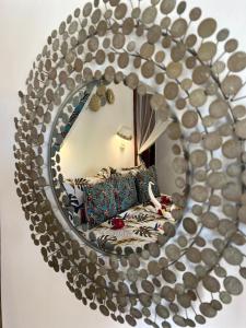um espelho que reflecte uma cama num quarto em Gadea Boutique Hotel& Gadea Garden Italian Restaurant em Jambiani