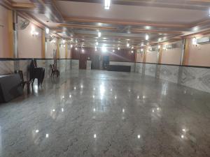 Cette grande chambre dispose d'un sol en marbre et d'une scène. dans l'établissement Maa River View, à Alīpur Duār