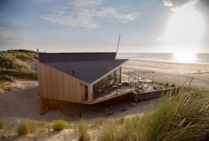 una piccola casa sulla spiaggia vicino all'oceano di Central Park Tower Sea View Residence with pool and gym a Ostenda