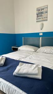 un letto con un asciugamano sopra di Hotel Villa Enea a Rimini