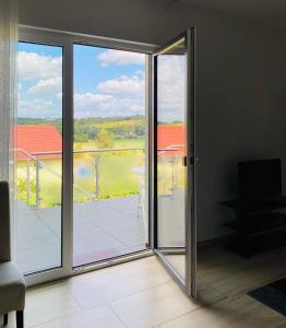 d'une porte coulissante en verre ouverte avec vue sur un balcon. dans l'établissement Ferienwohnung Sea-Bike-Soul, à Neubrandenbourg