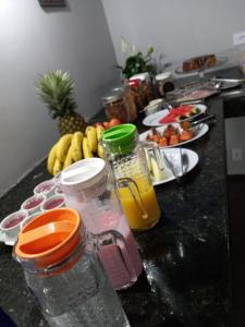una tavola con barattoli di frutta e piatti di alimenti di Novo Bekassin Bauru a Bauru