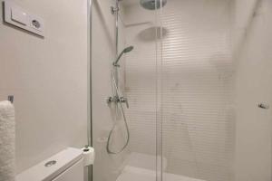 y baño con ducha y puerta de cristal. en RiNa MADRID apartamento1 en Madrid