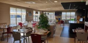 a dining room with tables and chairs and a restaurant at Hotel Campanile Besançon Nord Ecole Valentin in Besançon