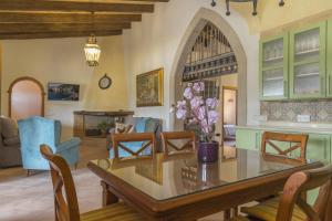 een eetkamer en een woonkamer met een tafel en stoelen bij Maravillosa casa Ses Comes con piscina in Selva