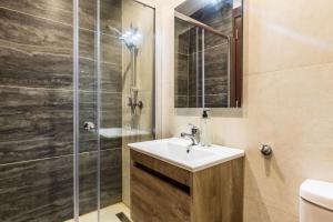 La salle de bains est pourvue d'un lavabo et d'une douche. dans l'établissement Kunsu's Apartment 5 min walk from St Julians, à San Ġwann