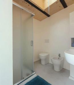 La salle de bains est pourvue d'une douche, de toilettes et d'un lavabo. dans l'établissement Casacciuga, luminosa e centrale casa con giardino, à Pesaro