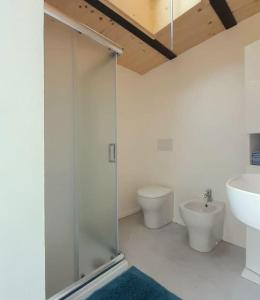 un bagno con doccia, WC e lavandino di Casacciuga, luminosa e centrale casa con giardino a Pesaro