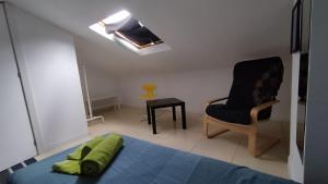 1 dormitorio con 1 cama, 1 silla y 1 lámpara en Casa la Sonrisa shared house, en El Médano