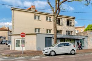 une voiture blanche garée devant un bâtiment dans l'établissement T2 calme proche hyper centre, à Limoges