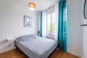 um quarto com uma cama e uma janela em T2 calme proche hyper centre em Limoges
