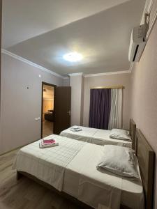 sypialnia z 2 łóżkami w pokoju w obiekcie Happy House w Kutaisi