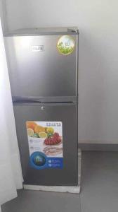 un frigorifero con un cartello sulla parte anteriore di VILLA LUXURY a Mahajanga