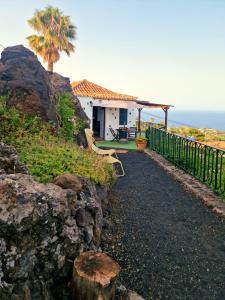 uma casa numa colina junto ao oceano em Casita Canaria con Vista em Breña Baja