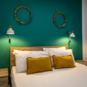 - une chambre avec un lit et deux miroirs sur le mur dans l'établissement Serafina's Apartment 5 min walk from St Julians, à San Ġwann