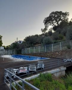 a row of benches sitting on top of a parking lot at Olive -Casa da Boavista in Alegrete
