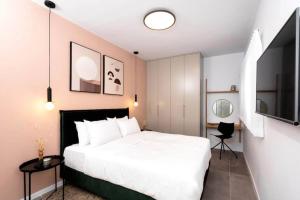 Magic 2BR/2Bath with Parking By Bograshov Beach