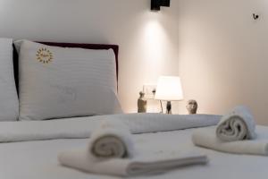 een wit bed met twee handdoeken erop bij Rujan apartman Zlatibor in Zlatibor +24 foto's