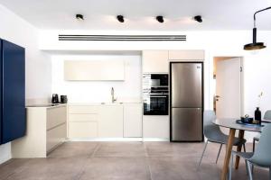 Magic 2BR/2Bath with Parking By Bograshov Beach