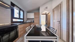 eine Küche mit einem Tisch und Stühlen in der Unterkunft Appartamento La Vigna 3 in Badesi