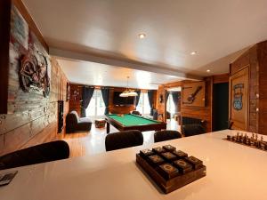 a living room with a table with a pool table at Villa avec pièce Billard style Ranch US in Saint-Fargeau-Ponthierry