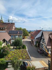 Blick auf eine Stadt mit Häusern und einer Straße in der Unterkunft Ferienwohnung im Rebstock Nr.1 in Bahlingen