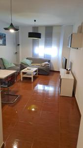 uma sala de estar com um sofá e uma mesa em Apartamento Molino em Almeria