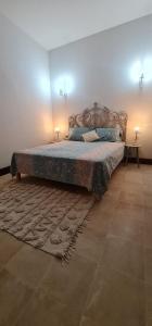 1 dormitorio con 1 cama grande en una habitación en Beit El Ezz - la grande, en Ouled Yaneg